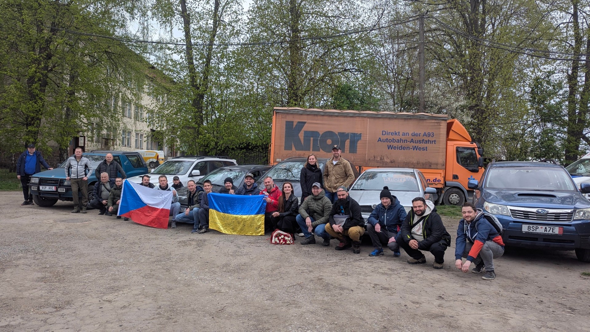 Tým spolku Jsme Opora s českou a ukrajinskou vlajkou
