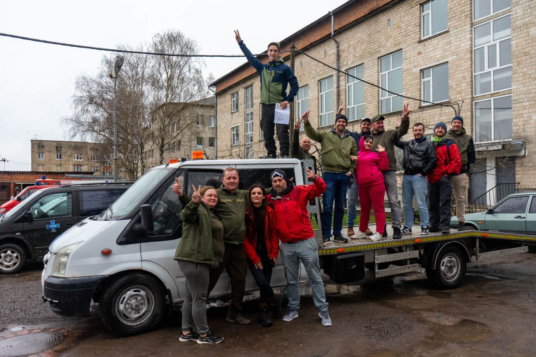 Dobrovolníci nakládají odtahovku